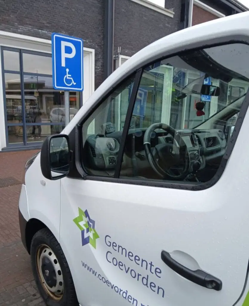 Busje gemeente Coevorden op invalidenparkeerplaats