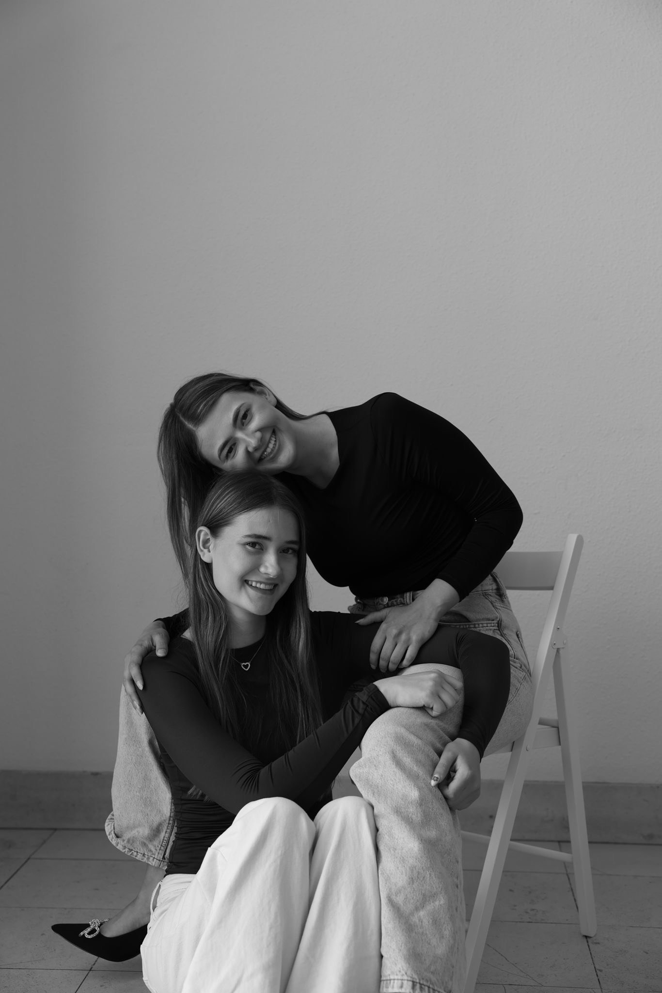 Mijn dochters tijdens een fotoshoot, in het zwart wit
