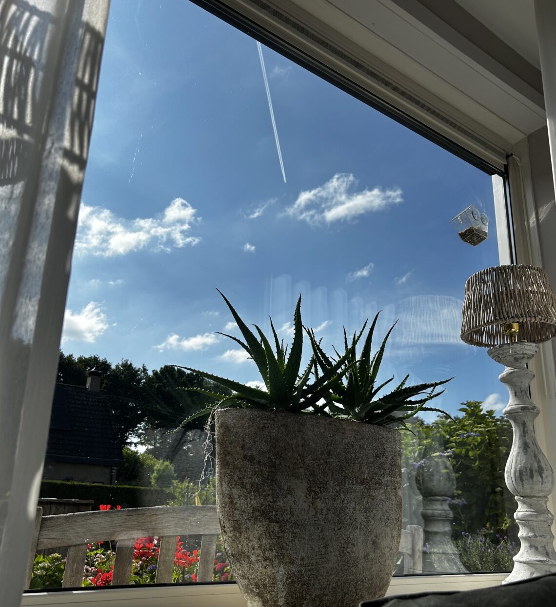 Blauwe lucht, uitzicht vanuit bed woonkamer