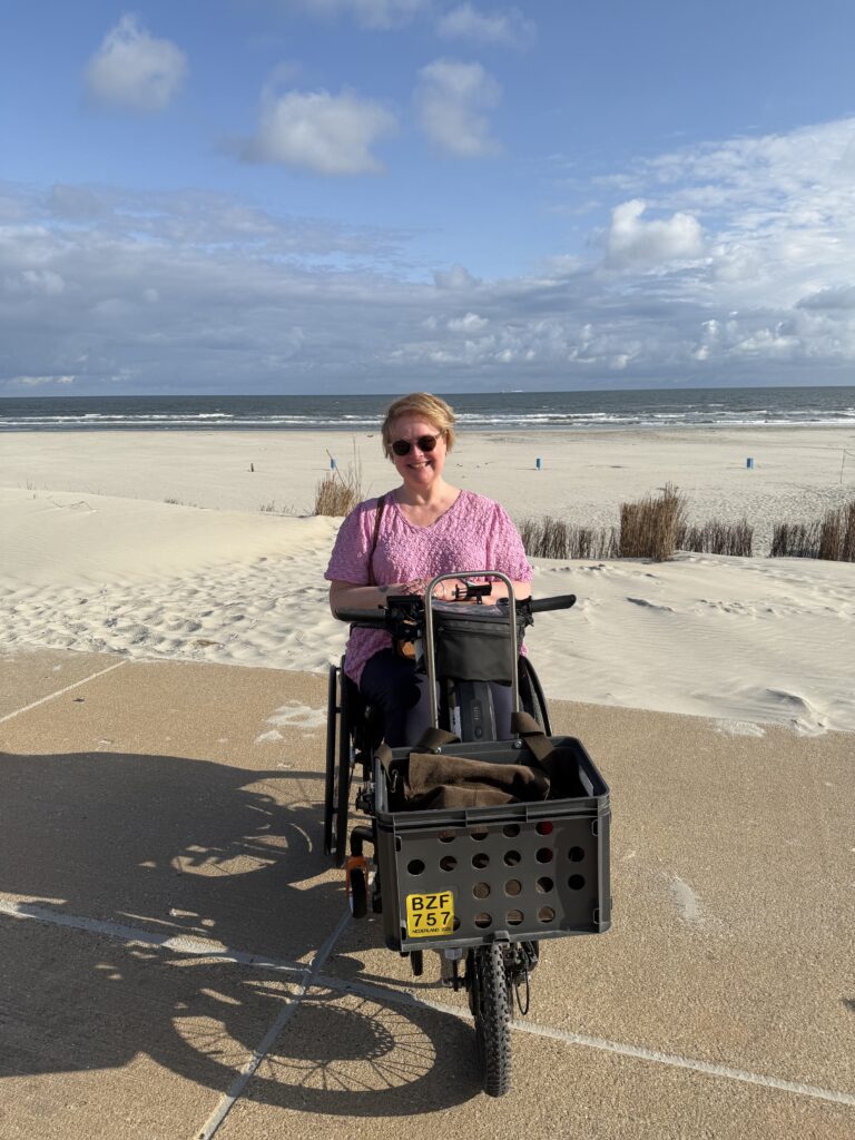 Jessica in der rolstoel op Ameland
