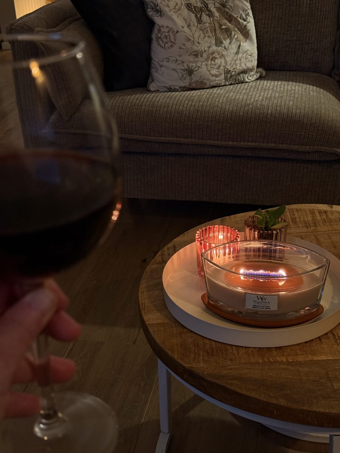 rode wijn en een woodwick kaars
