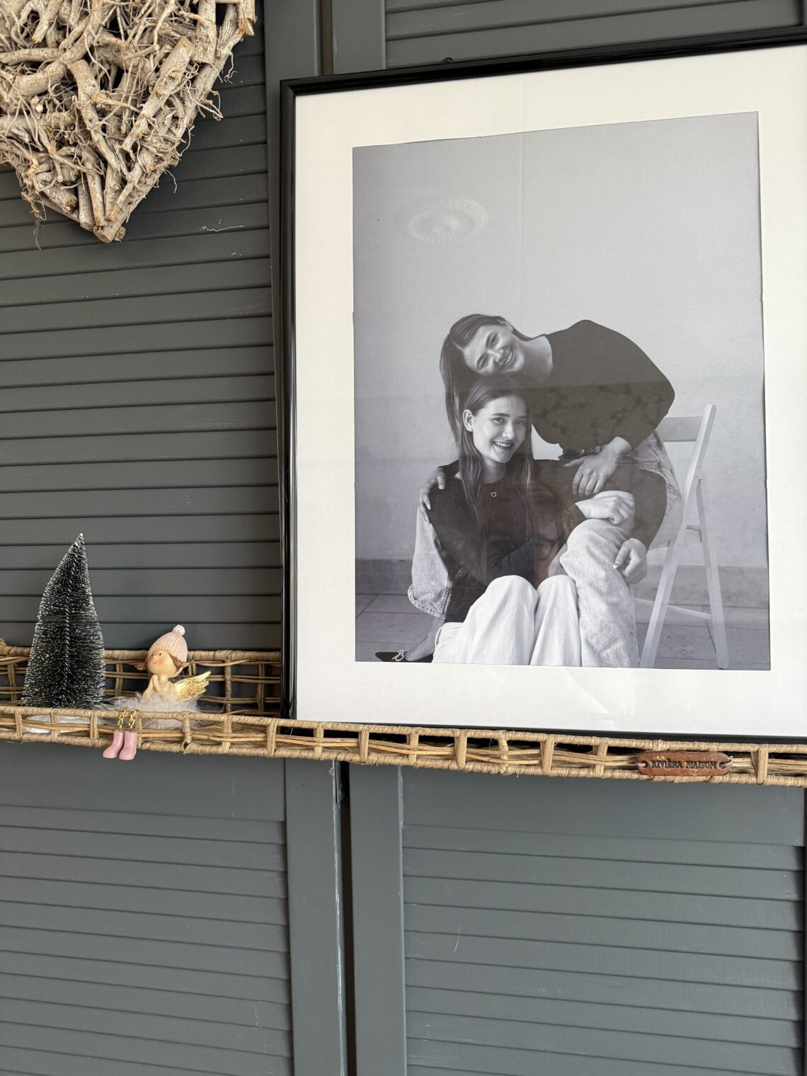 Kerstboom, engel en foto dochters