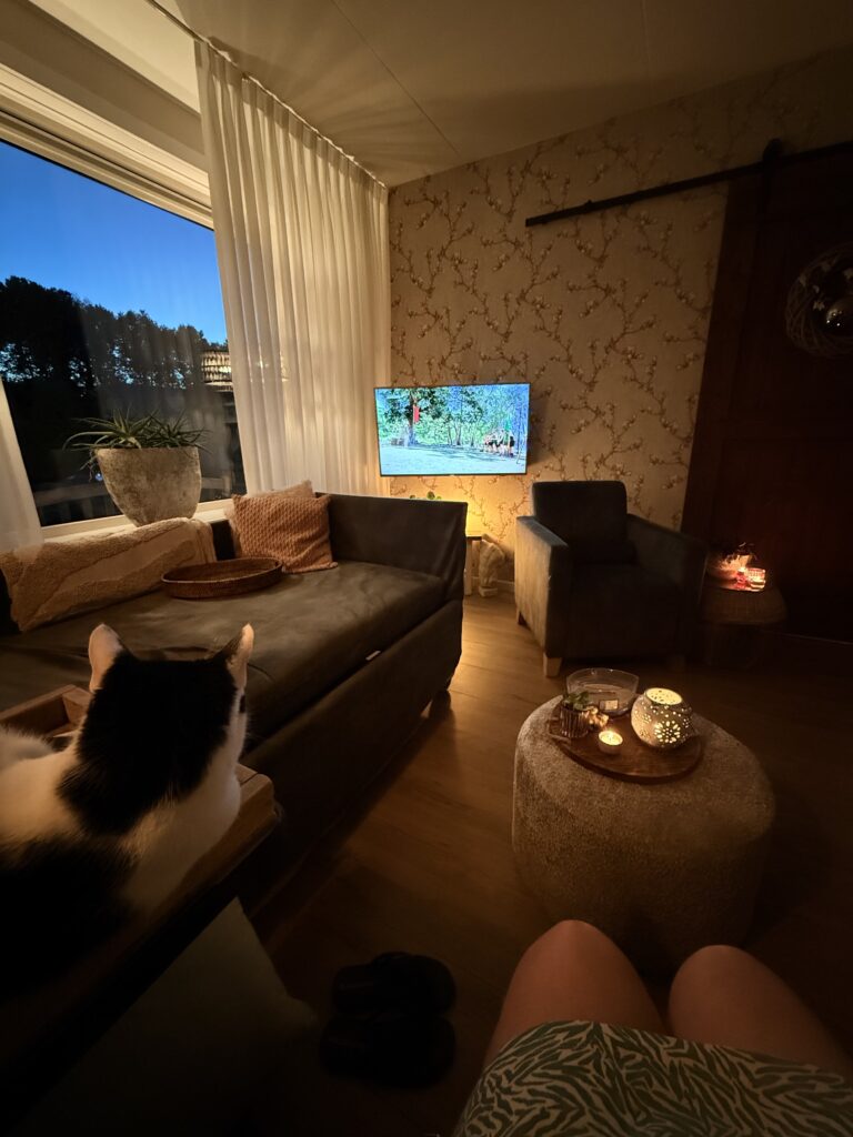 Cosy woonkamer met Bailey op het bedtafeltje