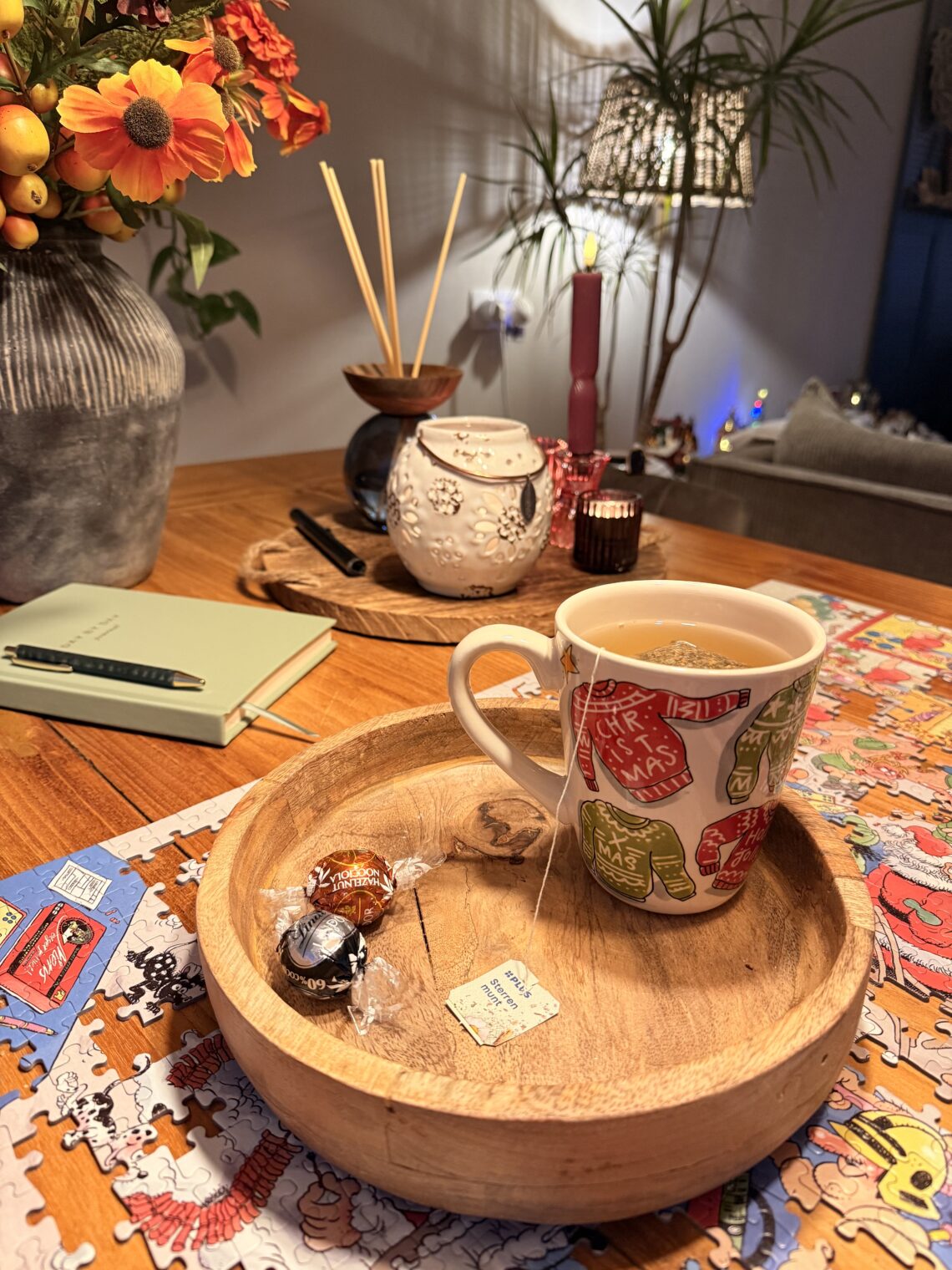 puzzel, thee, chocolaatjes en kaarsjes