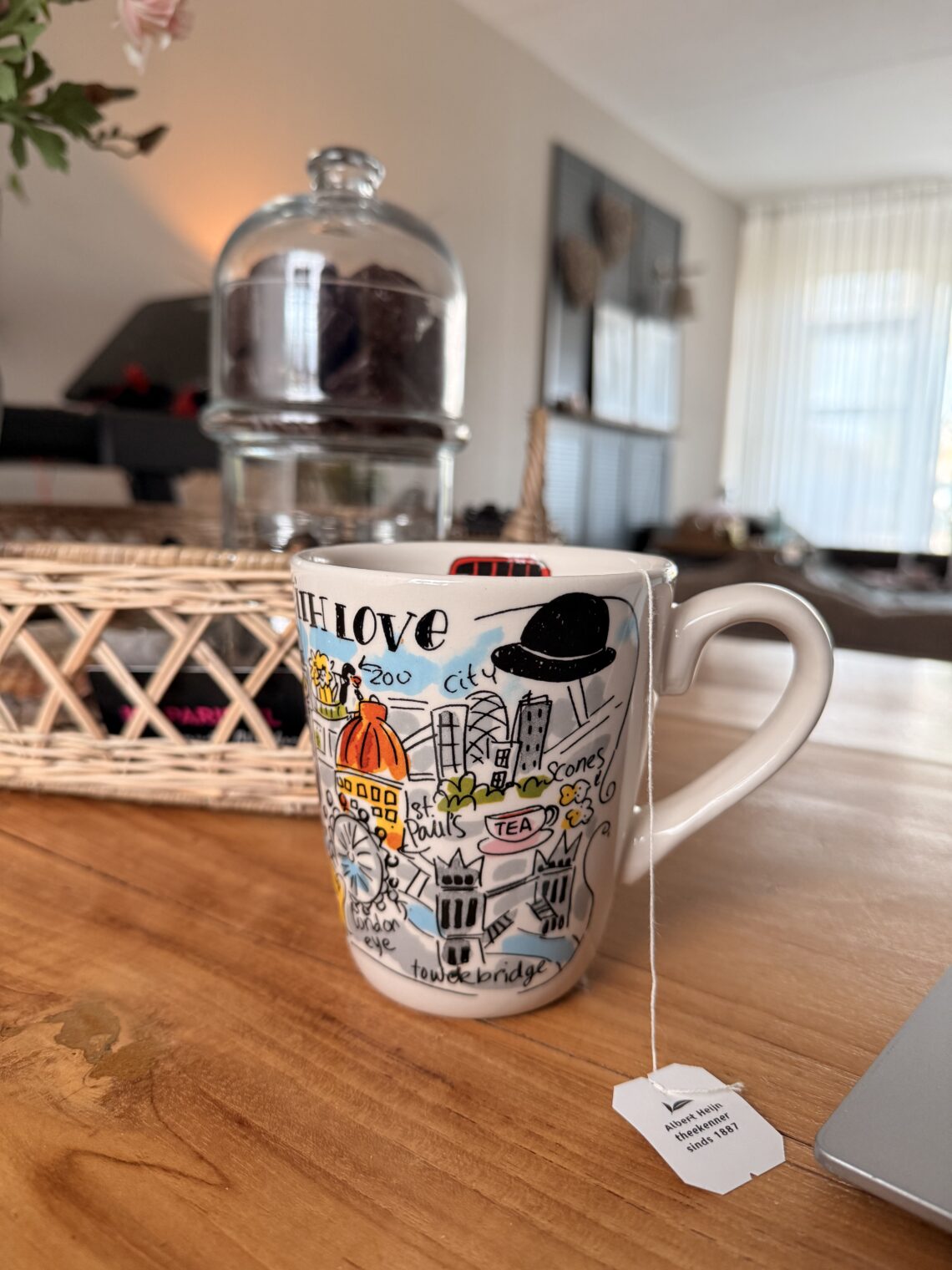 Kopje thee in een blond Amsterdam mok, London